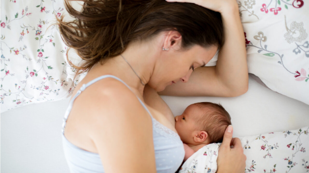 Best positions for breastfeeding pic